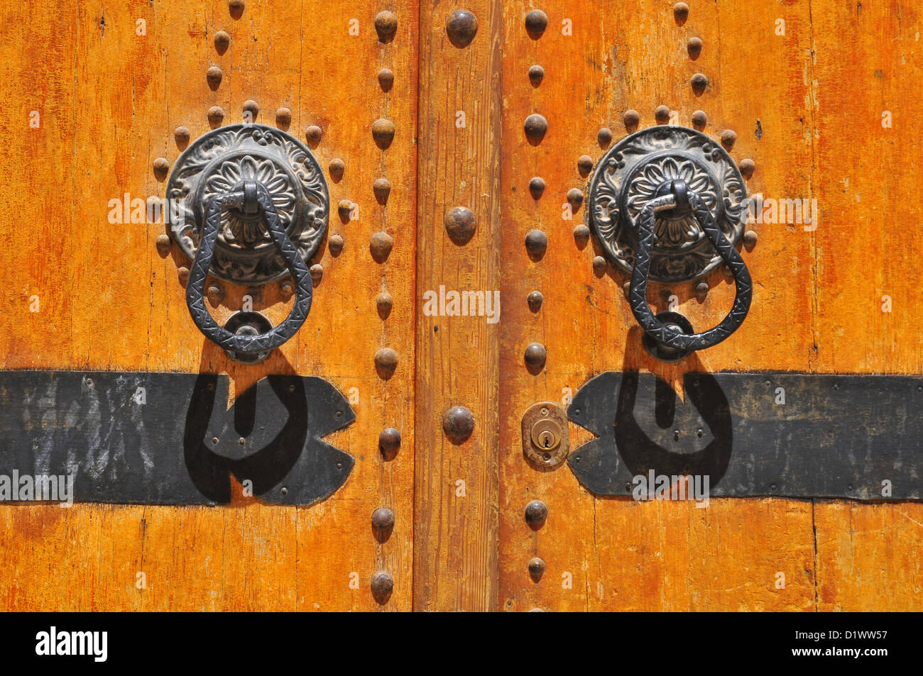 Les portes de couleur dans le sud de la Tunisie Banque D'Images