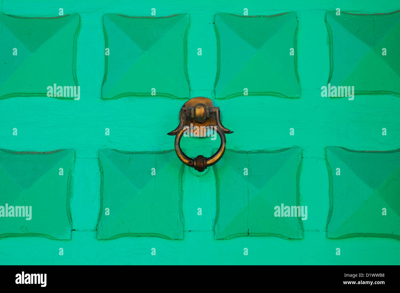 Les portes de couleur dans le sud de la Tunisie Banque D'Images