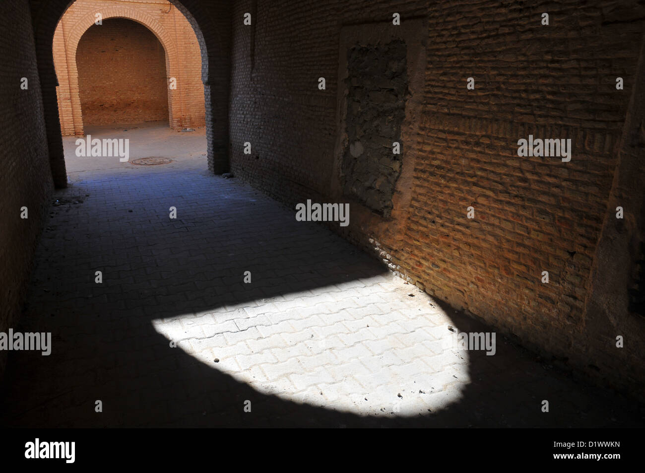 Un rayon de soleil dans une porte dans une ancienne ville Banque D'Images