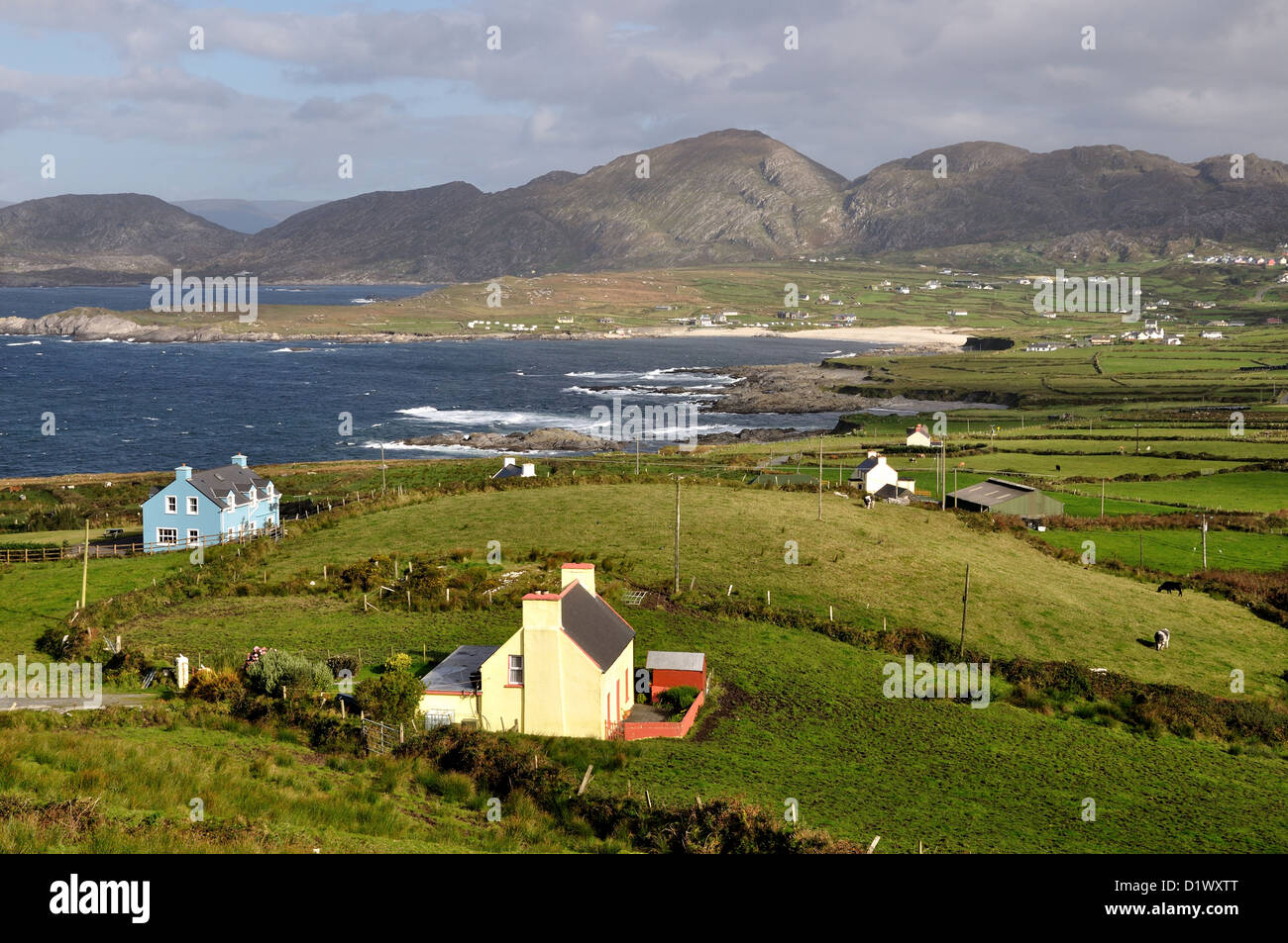 Voir d'Allihies Slieve Miskish avec montagnes en arrière-plan, Péninsule de Beara, West Cork, Irlande Banque D'Images