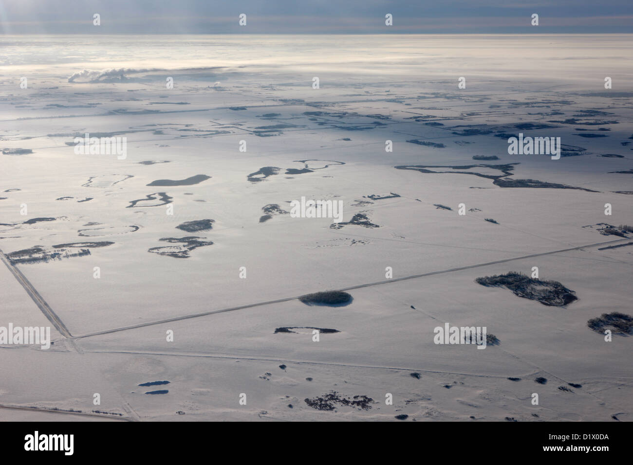 Vue aérienne de prairies couvertes de neige isolées et éloignées du Canada Terres agricoles en Saskatchewan Banque D'Images