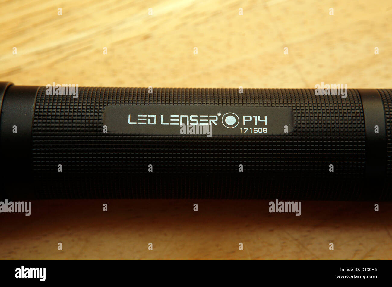 Un professionnel une torche LED LENSER P14 utilisé par les services de police et de sécurité. Banque D'Images