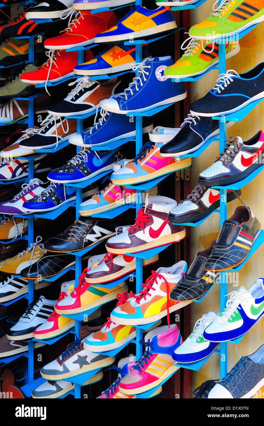 Chaussures de contrefaçon. Hoi An, Vietnam, Asie Banque D'Images