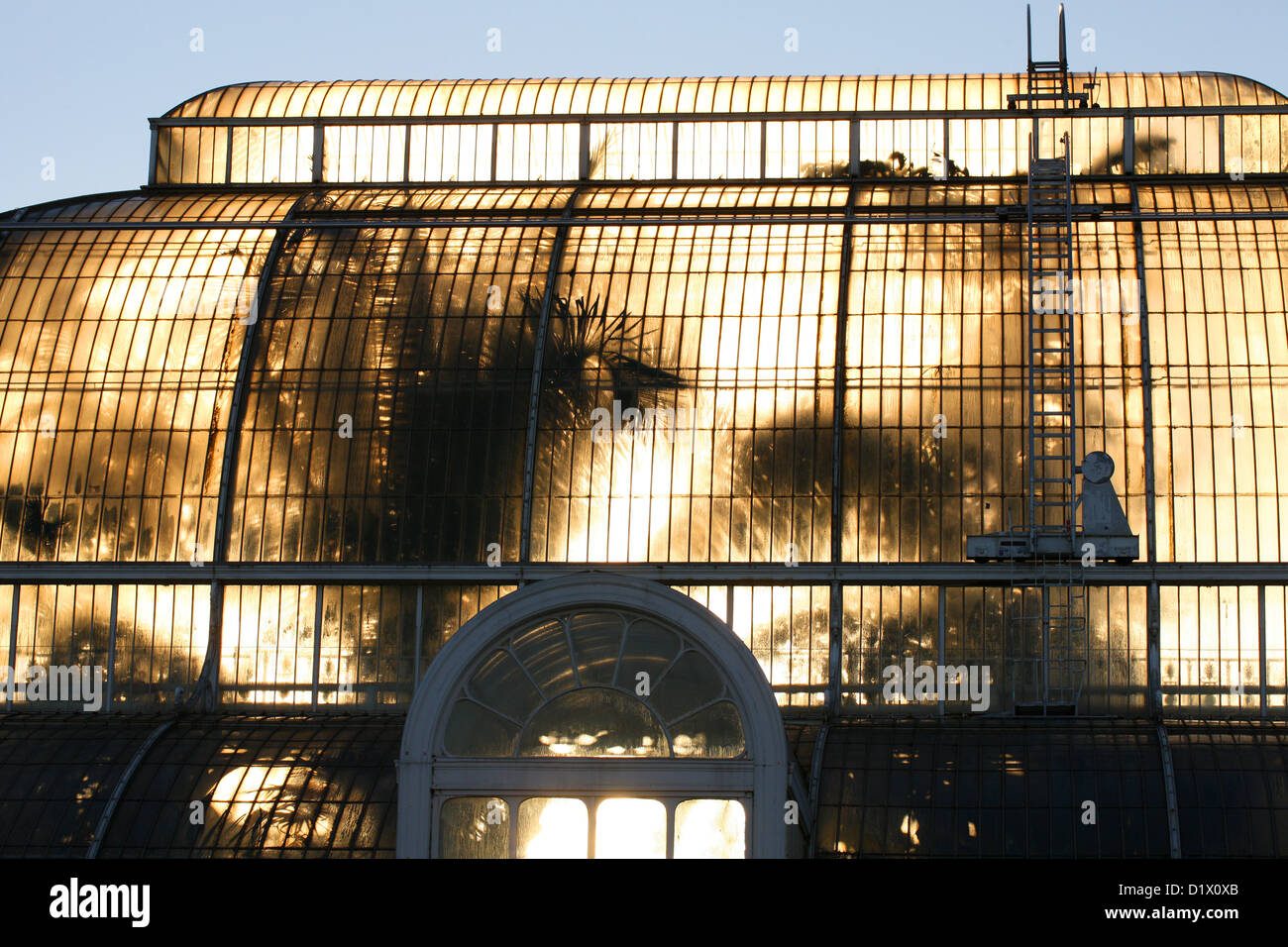 La Palm House, jardins botaniques de Kew au coucher du soleil. Banque D'Images