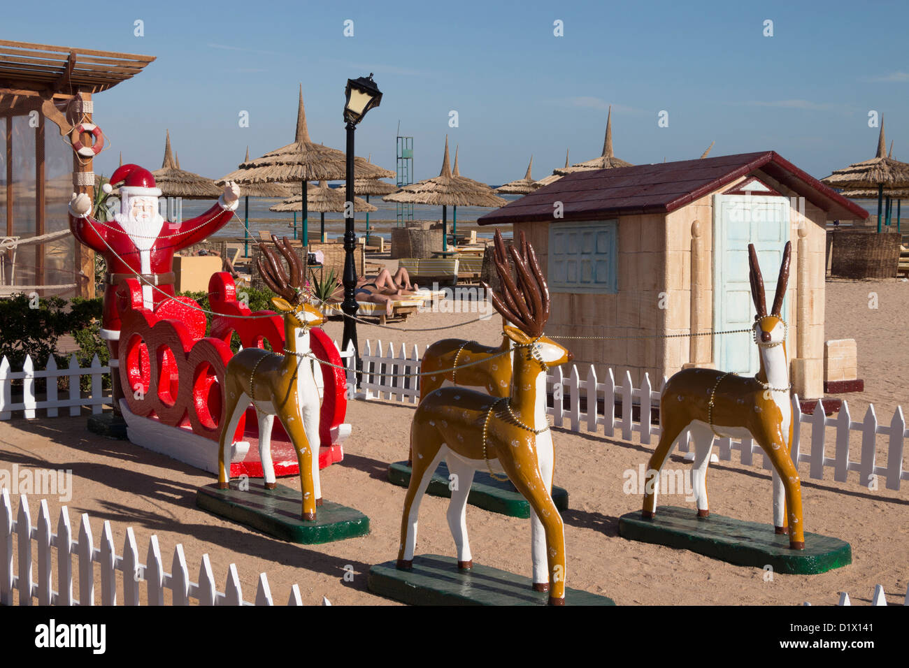 Modèle coloré le Père Noël et les rennes à l'extérieur restaurant de plage. Banque D'Images