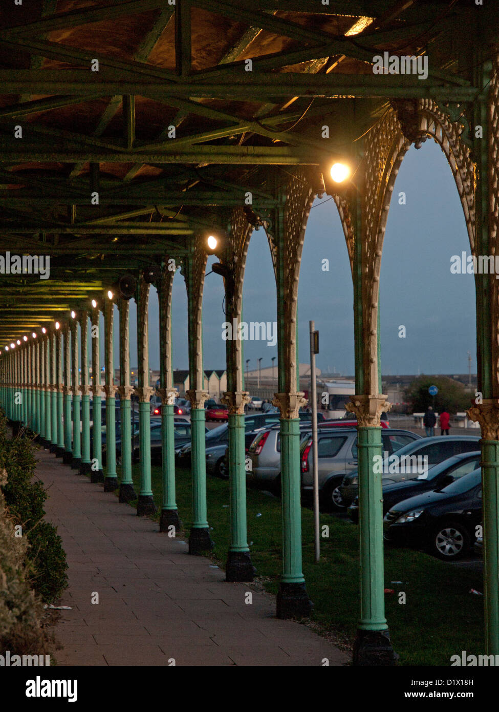 Les infirmières de l'arches en fer forgé de Madère en voiture à Brighton. Banque D'Images