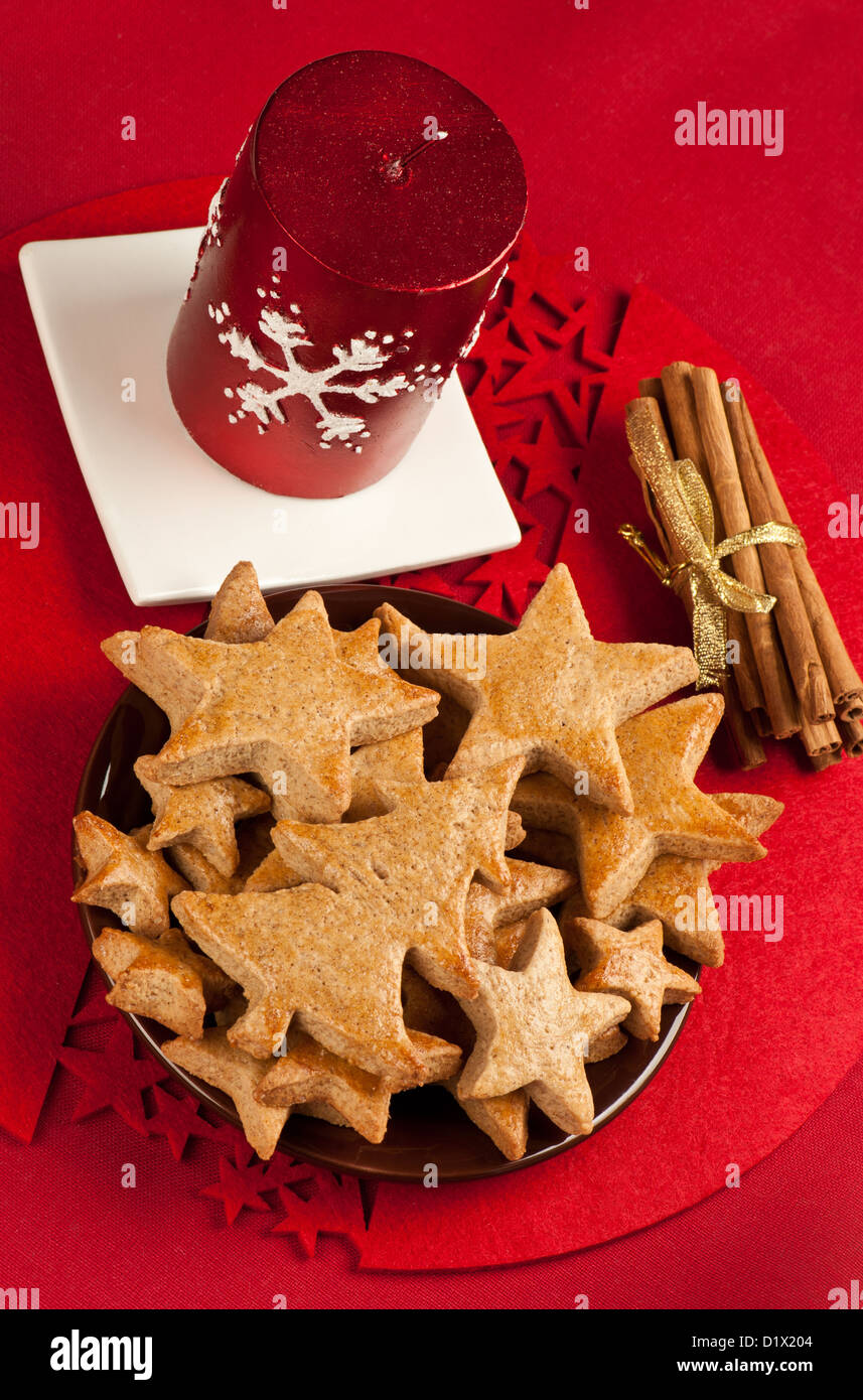 Gingerbread cookies de Noël sur une nappe rouge Banque D'Images