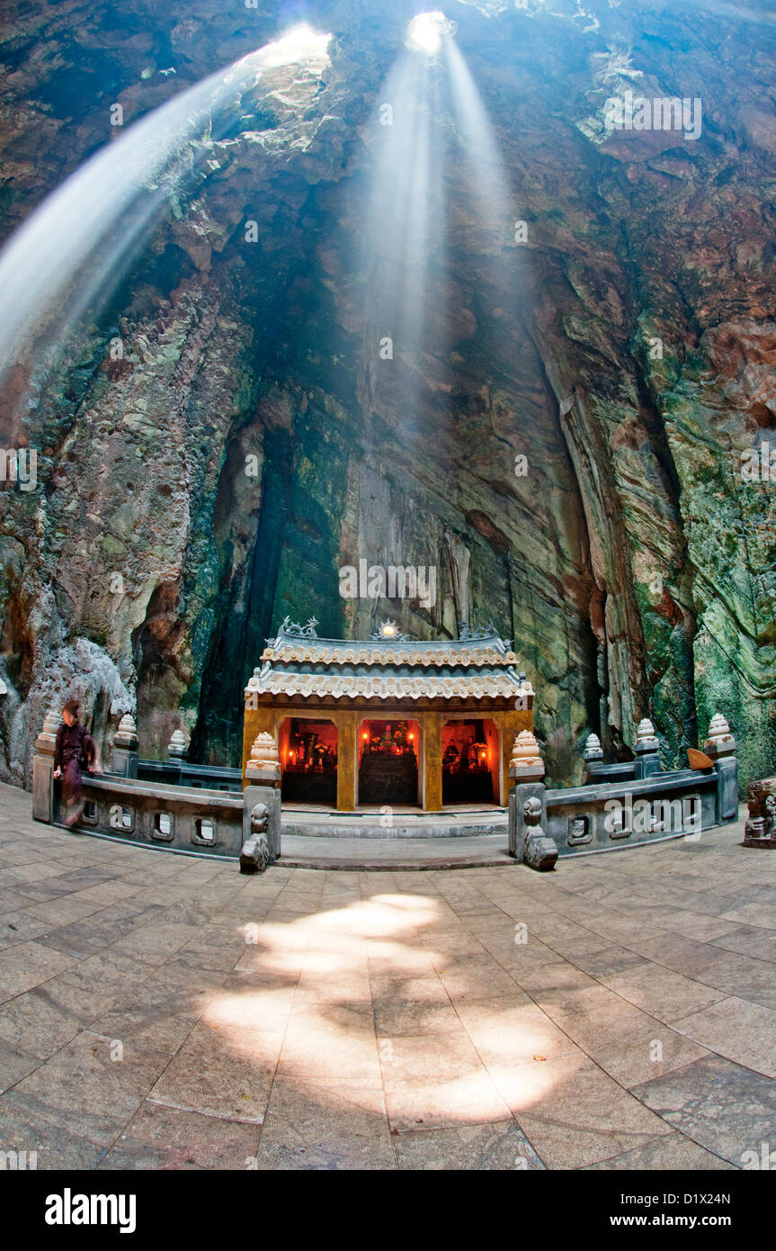 En montagne, rayon de lumière illuminant Huyen Khong grotte. Danang, Vietnam Banque D'Images