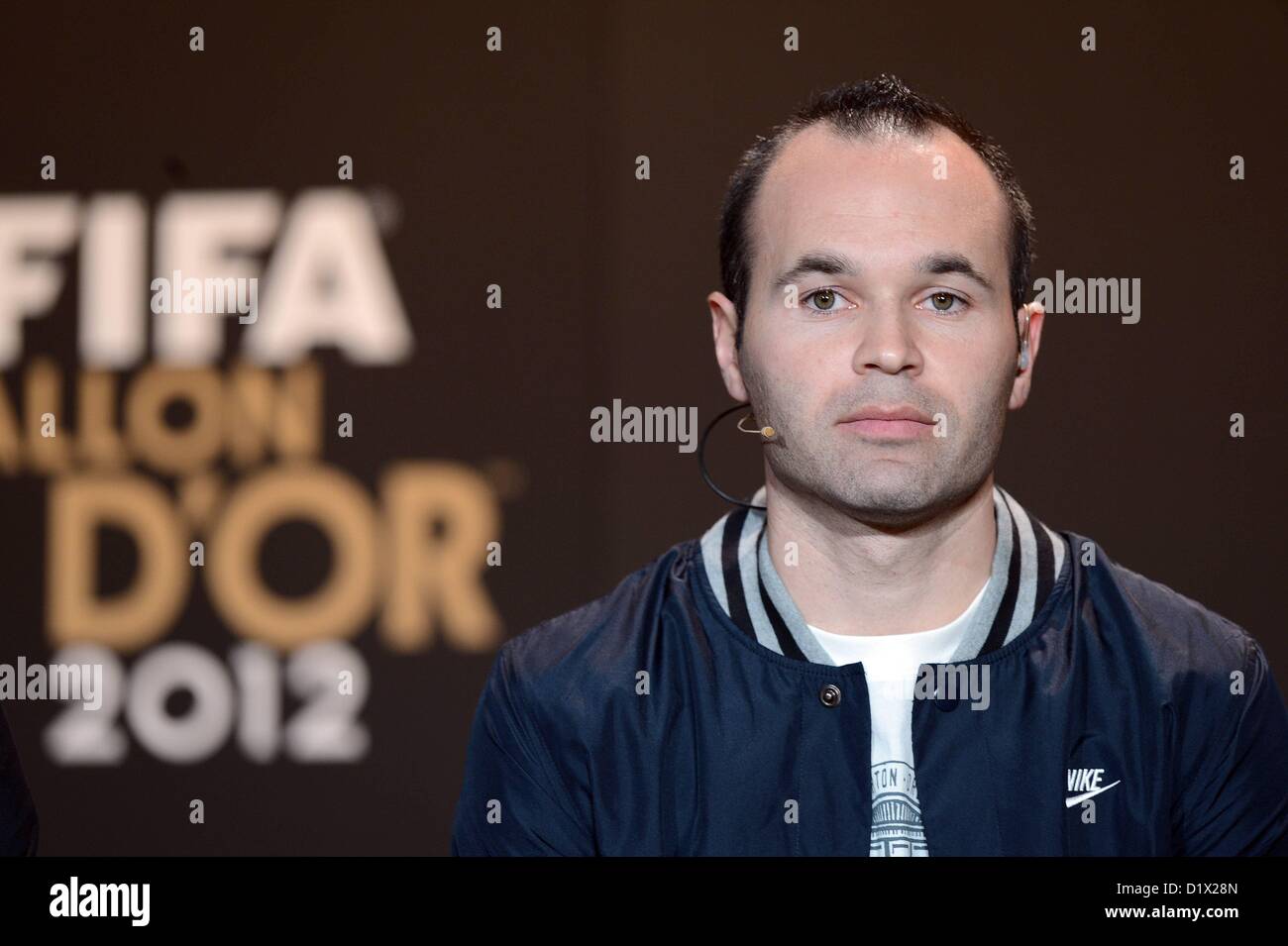 07.01.2013. Zurich, Suisse. Zurich 71 Images 2013 FIFA BALLON D'Or 2012 Andres Iniesta à la conférence de presse Melanie Duchene ballon de football Images EQ Dor D ou cérémonie conférence de presse x0x 2013 en surbrillance horizontale premiumd D ou ballon de football FIFA Gala Joueur de l'Année mondiale de l'année Football Joueur de l'année Banque D'Images