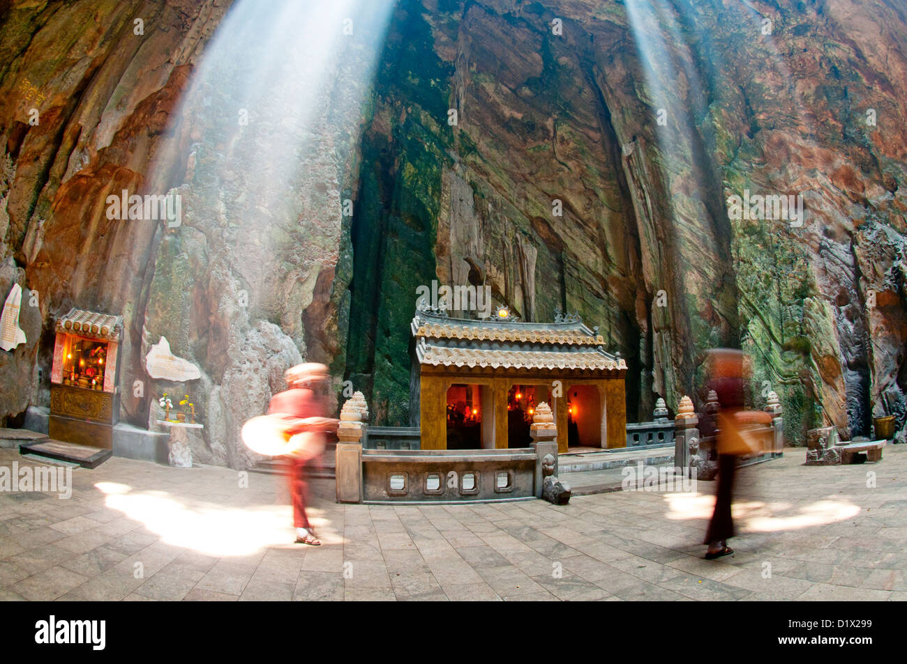 En montagne, rayon de lumière illuminant Huyen Khong grotte. Danang, Vietnam Banque D'Images