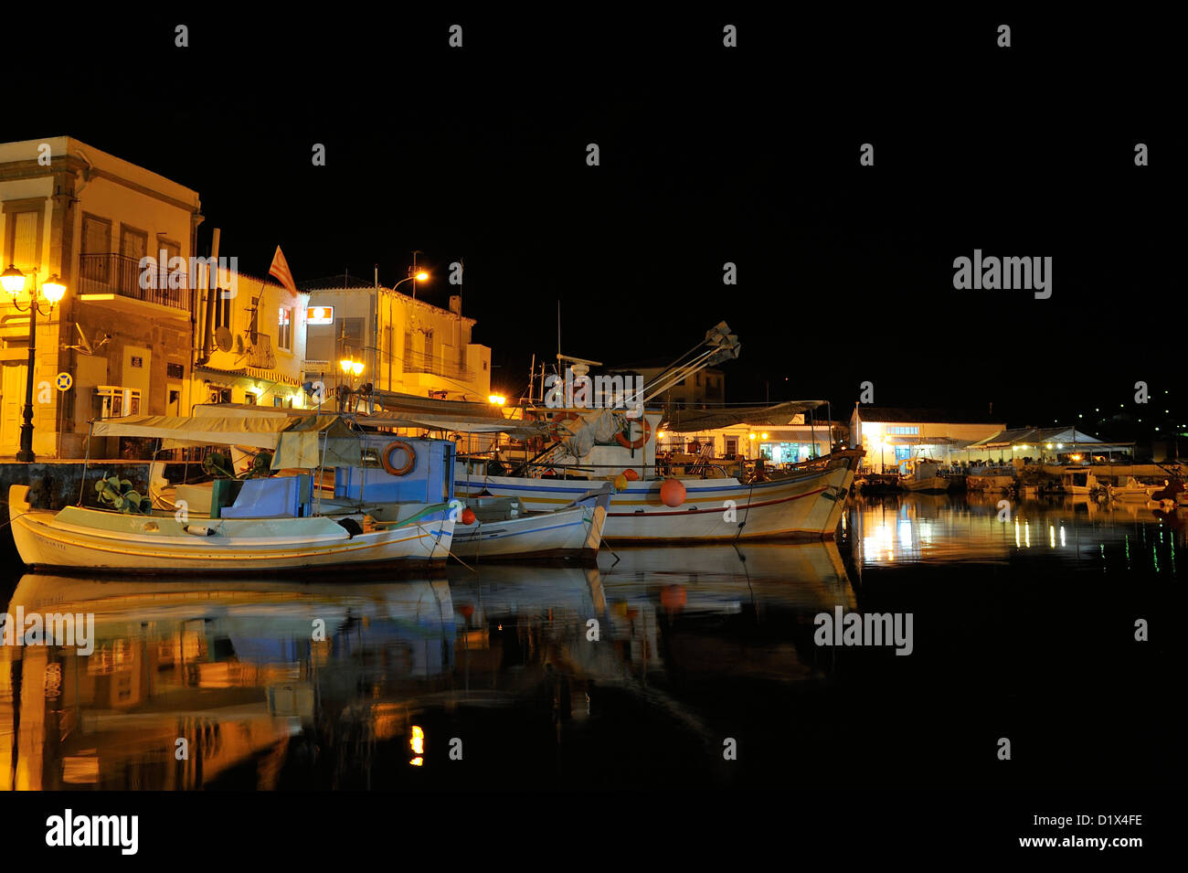 Le port avec quelques bateaux de pêche de nuit dans Myrina Limnos ; ; le nord-est de l'Égée. La Grèce. Banque D'Images