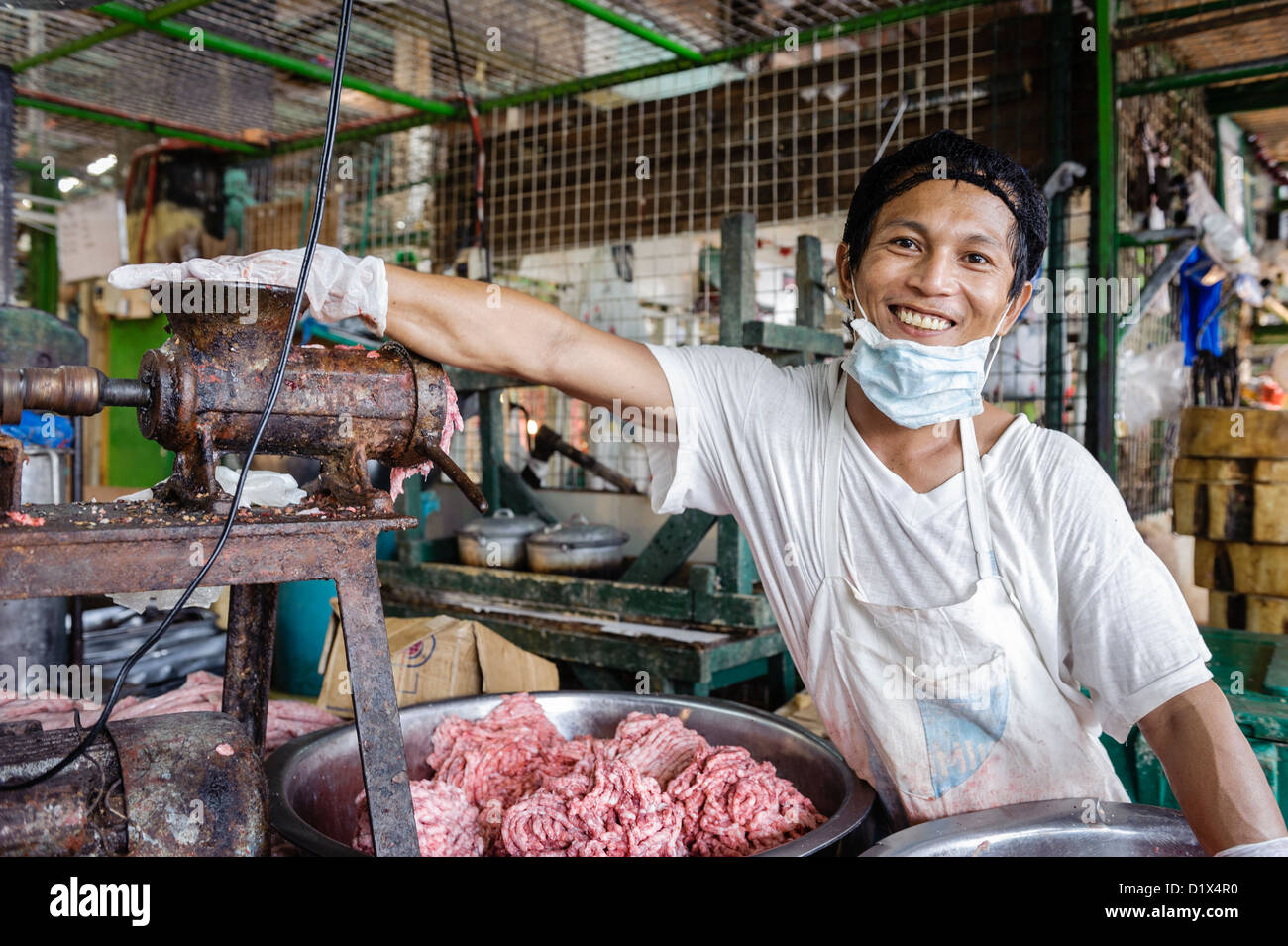 L'homme de main de la viande hachée, marché du carbone, Cebu, Visayas, Philippines, Asie du Sud Est Banque D'Images