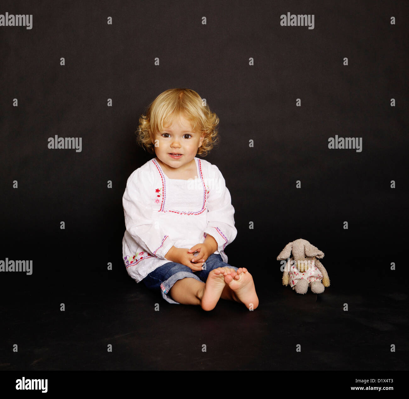 Deux Ans Bebe Fille Blonde En Chemise Blanche Et Denim Sur Fond Noir Photo Stock Alamy Deux Ans Bebe Fille Blonde En Chemise Blanche Et Denim Sur Fond Noir Photo Stock Alamy
