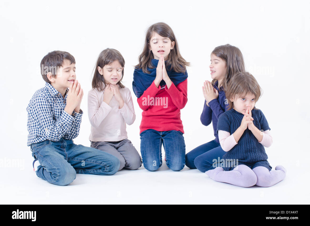 Cinq enfants priant isolated on white Banque D'Images