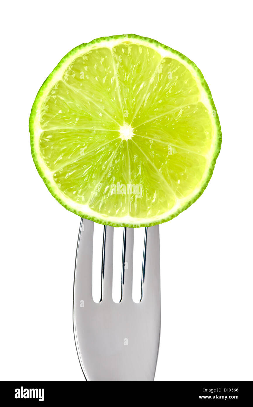 Coupe de fruits de citron vert sur une fourchette isolés contre fond blanc Banque D'Images