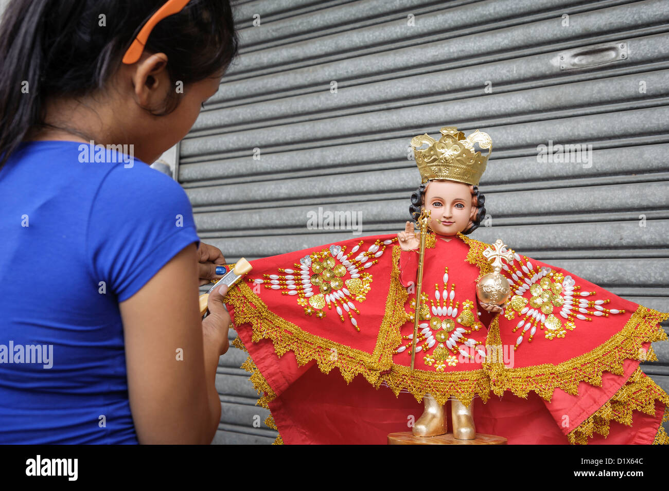 Femme faisant une image de Santo Niño, le saint patron de Cebu, Philippines Banque D'Images