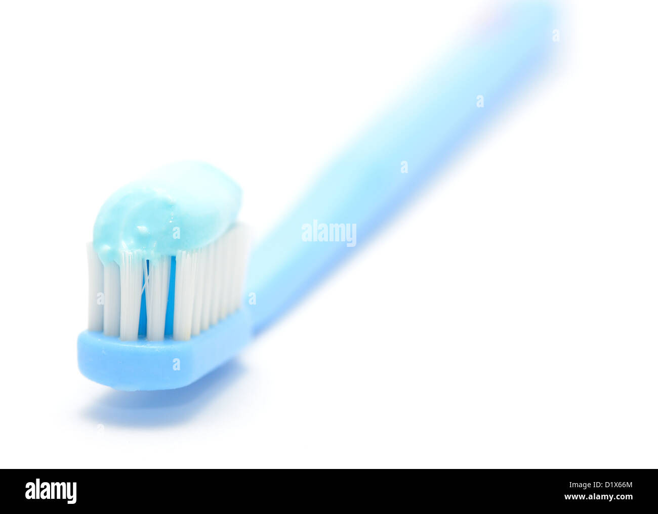 Plan macro sur une brosse à dents sur le fond blanc. Banque D'Images