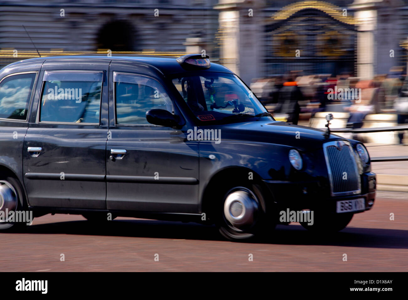 London taxi noir devant le palais de Buckingham Banque D'Images
