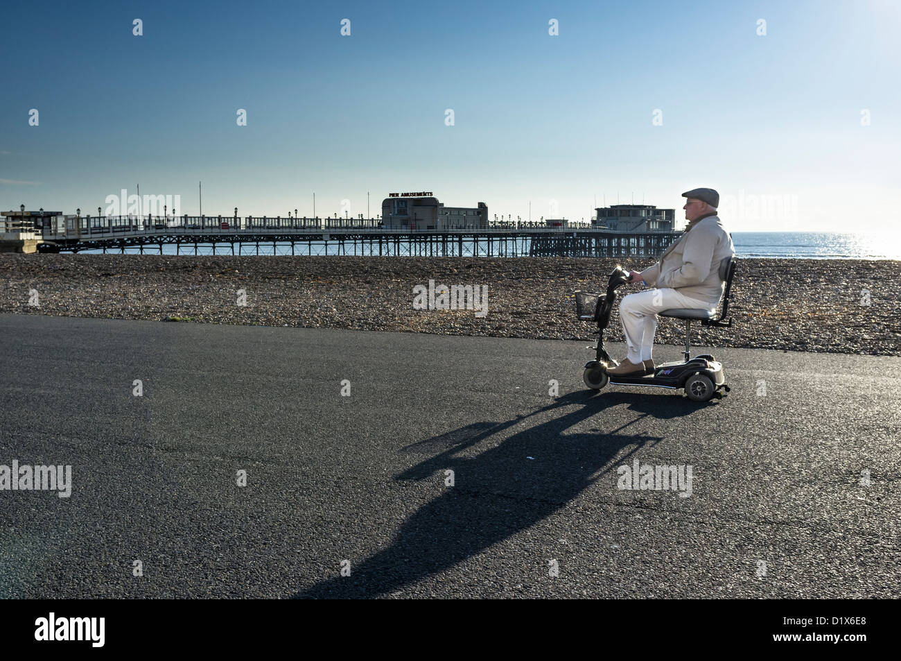 Un homme conduit le long de la promenade de worthing sur un scooter de mobilité le 18/12/2012 à Worthing, en bord de mer. Photo par Julie Edwards Banque D'Images