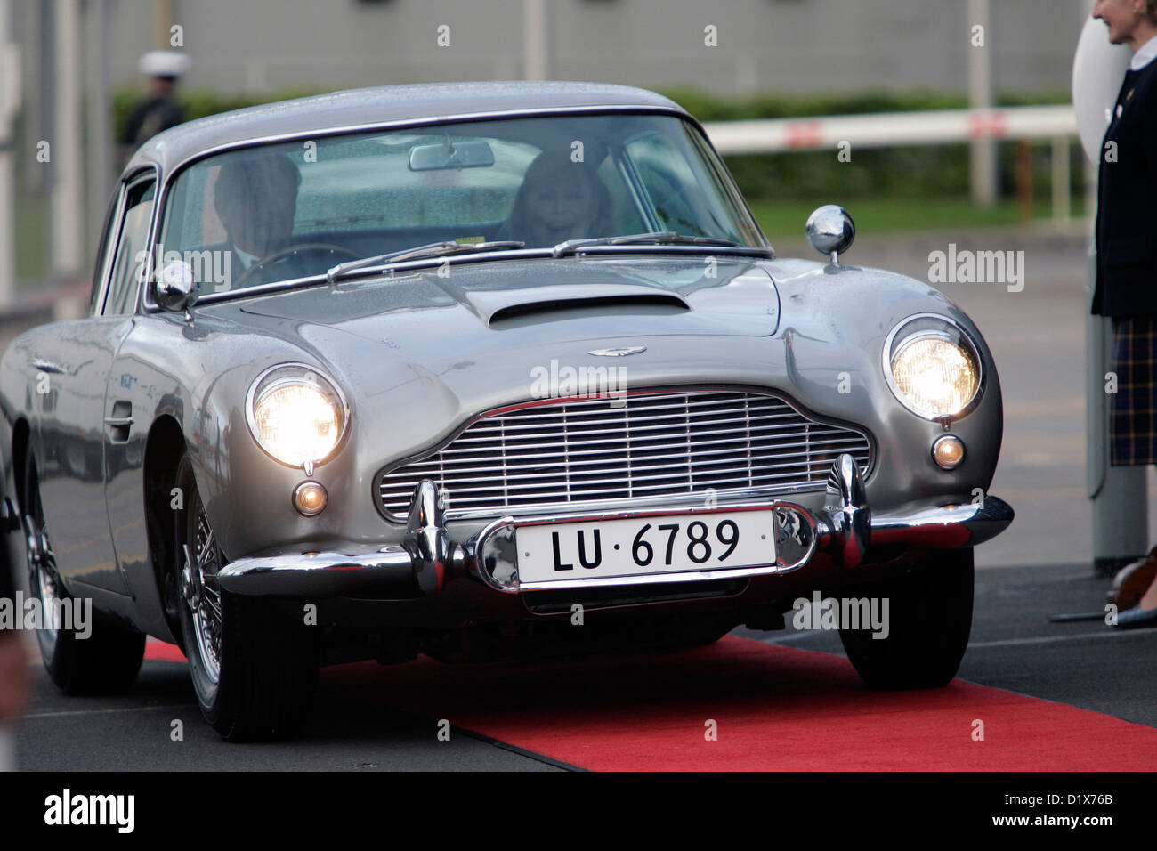 Bond actrice Ursula Andress arrive pour un événement dans l'original James Bond Aston Martin DB5 (Suisse) les plaques de numéro de sport Banque D'Images