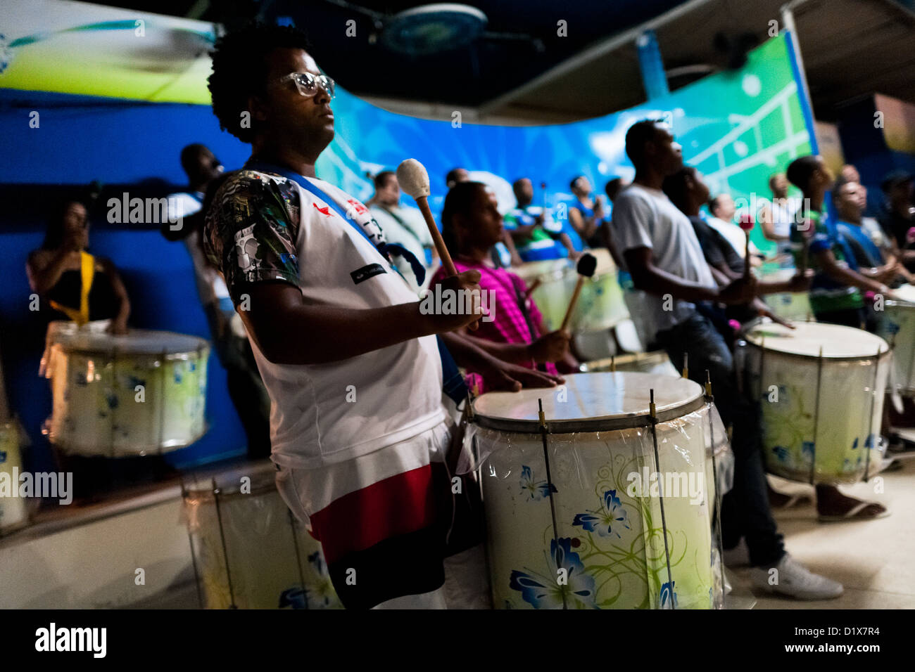 L'école de samba rocinha drummers répètent leur morceau de musique de carnaval à l'école est quadra en rocinha, Rio de Janeiro, Brésil. Banque D'Images