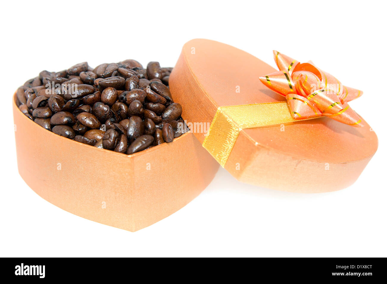 Les grains de café torréfié en boîte cadeau en forme de coeur sur le côté isolé sur fond blanc Banque D'Images