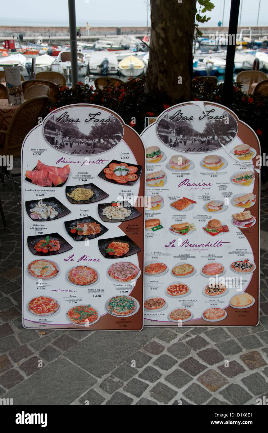 Deux menus italiens illustrés dans un petit restaurant Ville de Garda sur le lac de Garde dans la région de Vénétie Du nord de l'Italie Banque D'Images