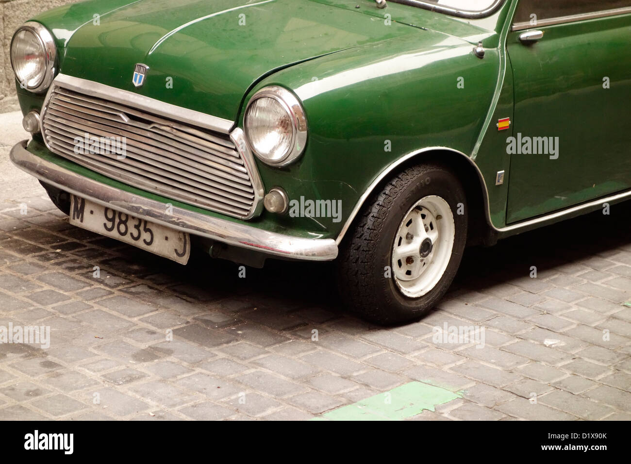 Mini car madrid espagne automobile vintage green classic cobble Banque D'Images