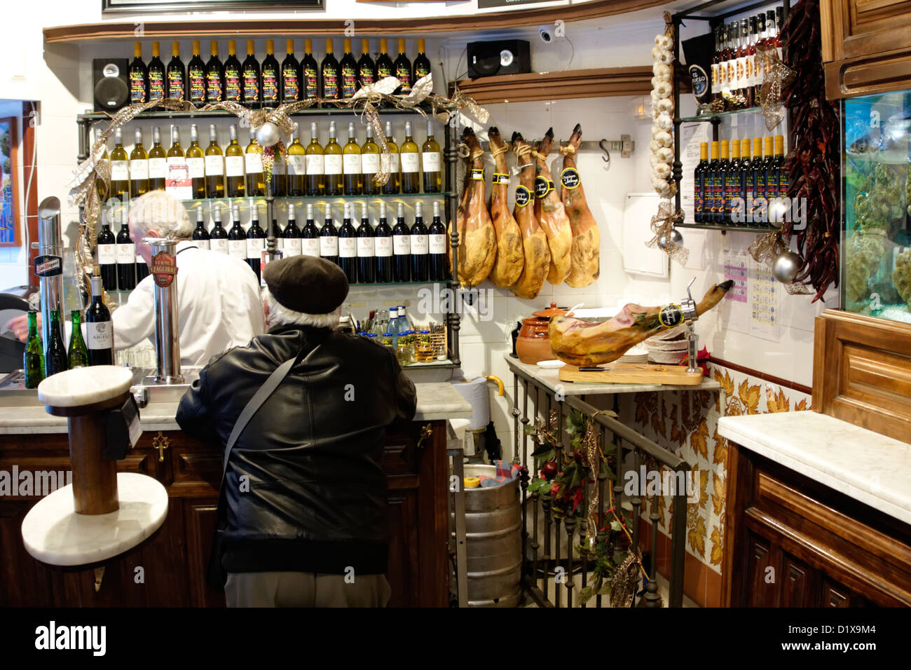 Bar à tapas madrid espagne abuelo vino classique typique de l'intérieur Banque D'Images