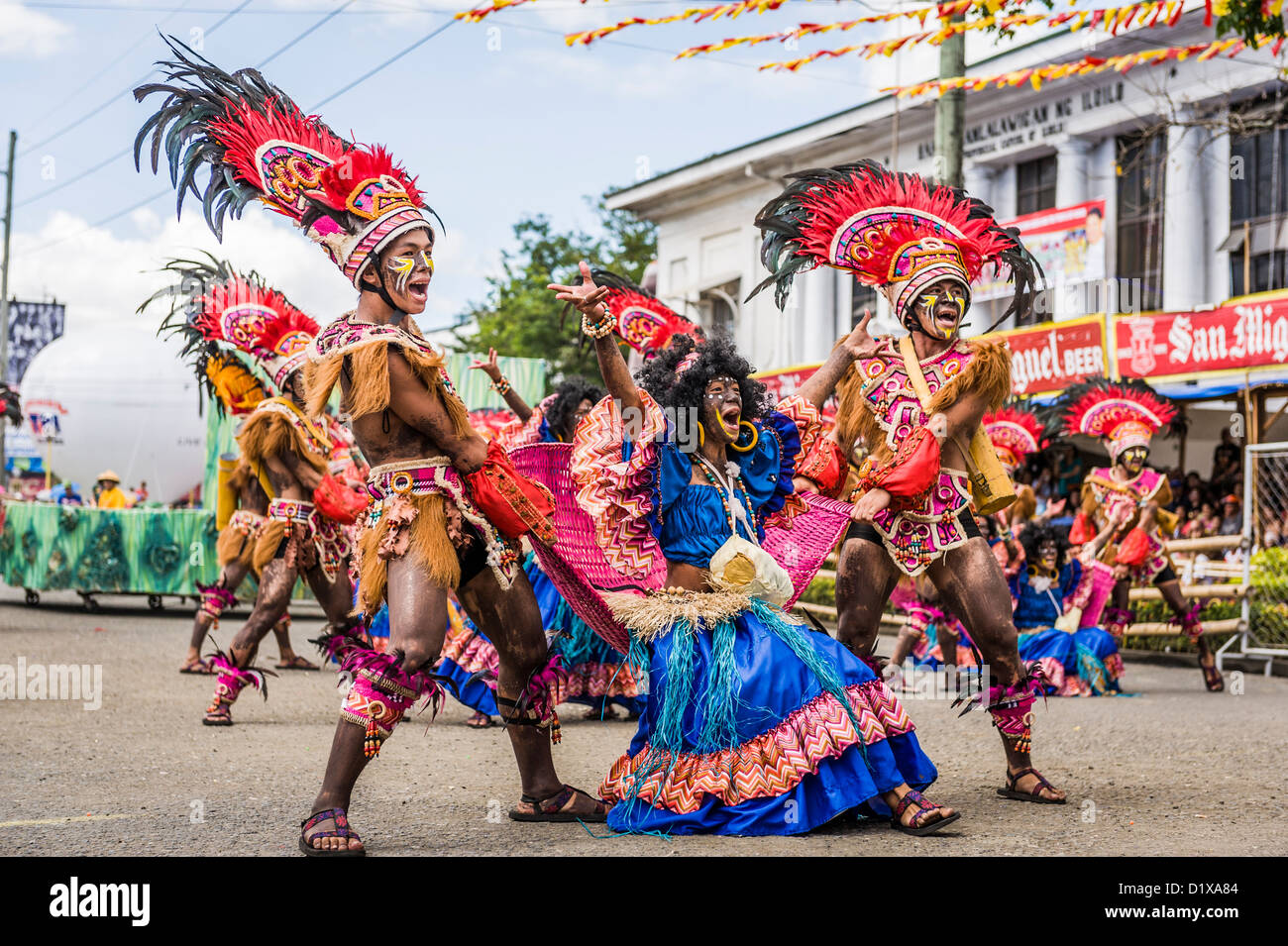 Les participants du concours de danse au cours de la célébration de Dinagyang en hommage à "La Santo Niño', Iloilo, Philippines, Asie Banque D'Images