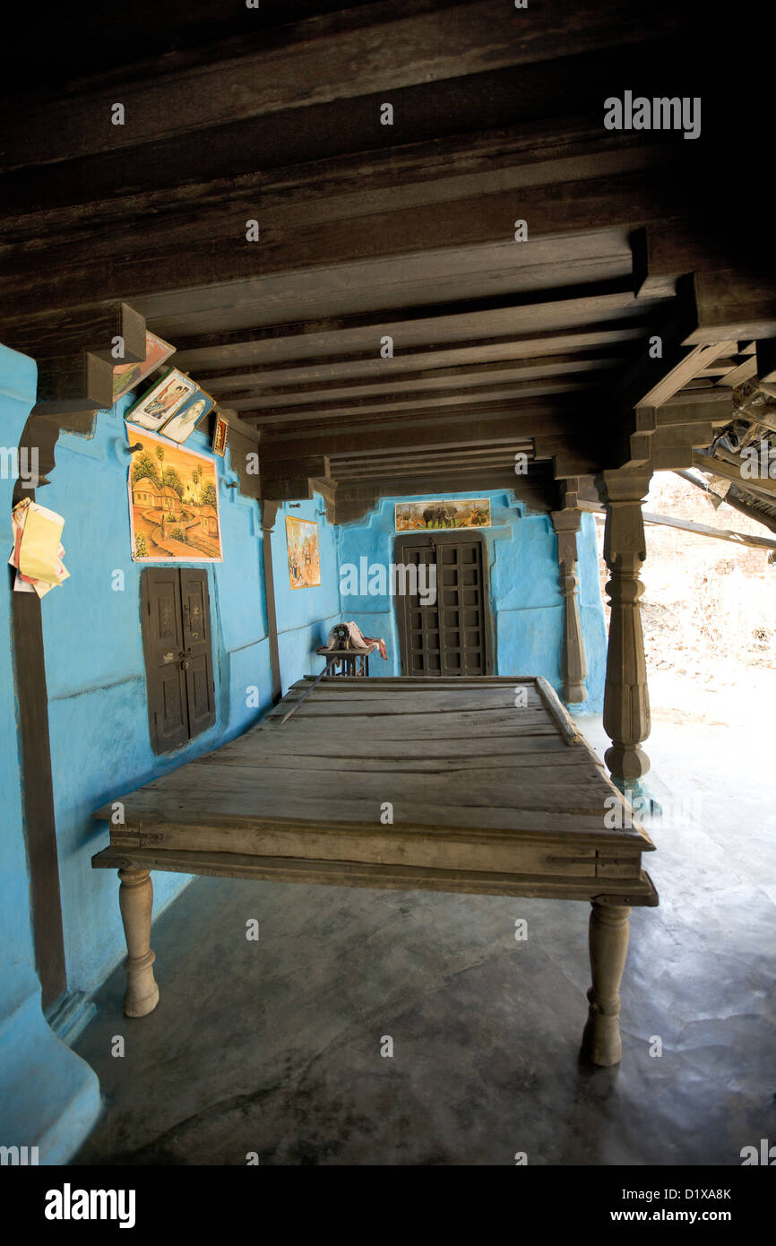 Coin salon, un grand lit, de la tribu Gond, Gadchiroli, Maharashtra, Inde. Banque D'Images