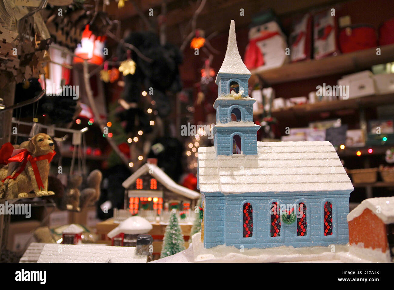 Un modèle miniature d'une église et d'autres articles en vente pendant la saison de Noël au Vermont Country Store à Weston Banque D'Images