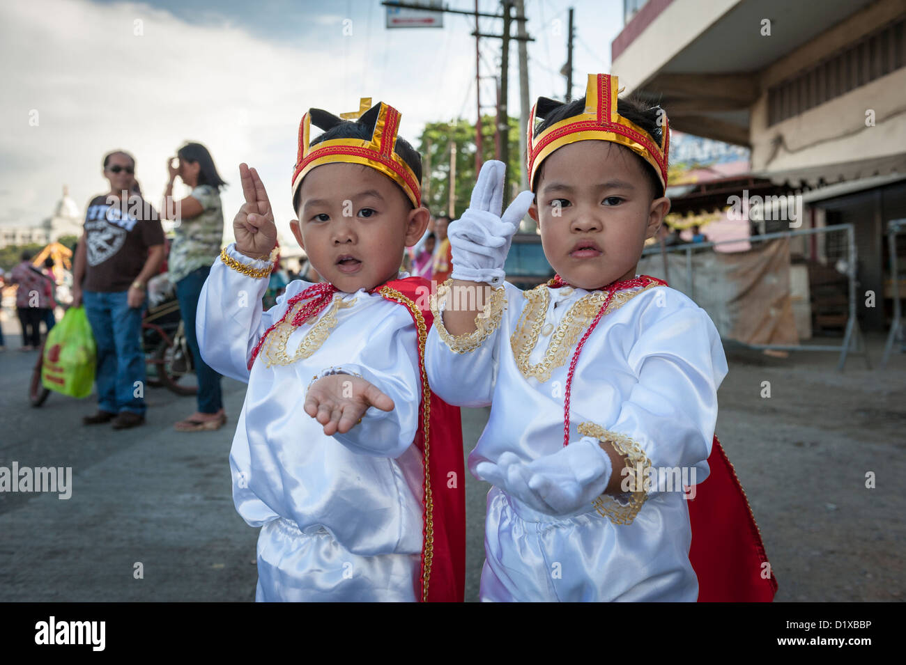 Les garçons habillés en le Santo Niño durant la célébration de Dinagyang, Iloilo, Philippines Banque D'Images