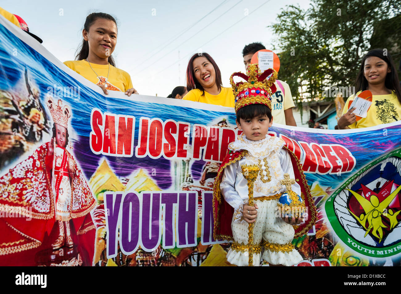 Garçon vêtu comme le Santo Niño durant la célébration de Dinagyang, Iloilo, Philippines Banque D'Images