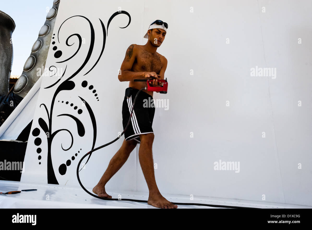 Une école de samba membre travaille sur un char de carnaval dans l'atelier de Rio de Janeiro, Brésil. Banque D'Images