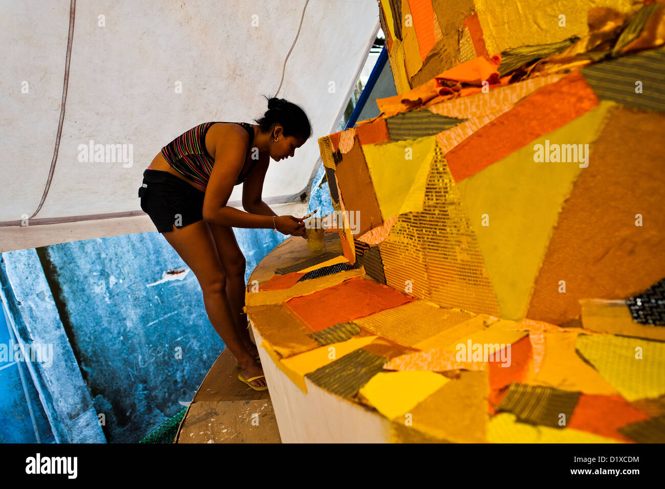 Une école de samba membre travaille sur un char de carnaval dans l'atelier de Rio de Janeiro, Brésil. Banque D'Images