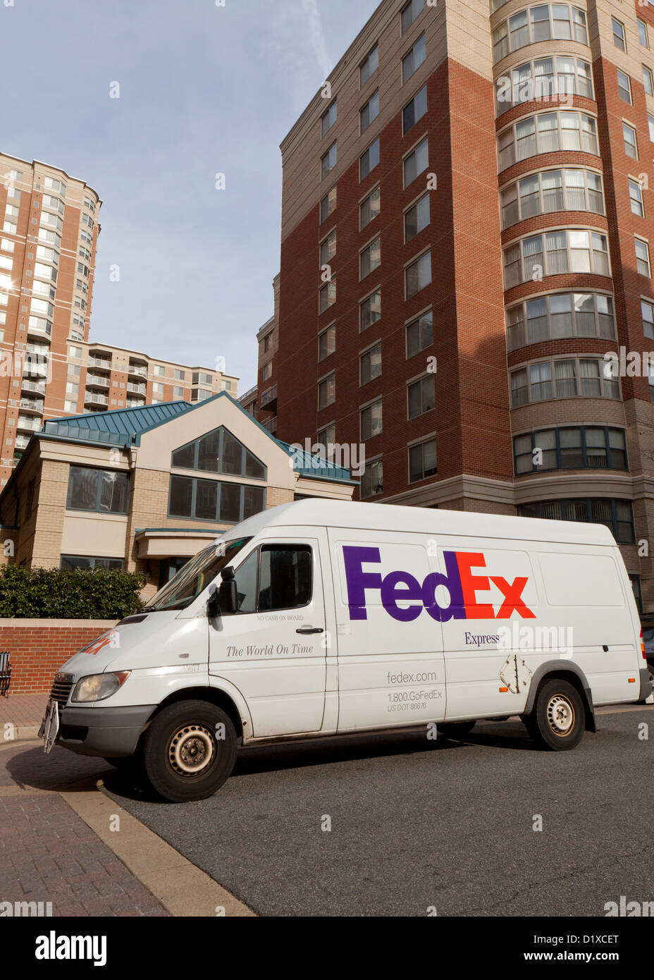 Livraison FedEx van garée en face de l'appartement immeuble - Arlington, Virginia, USA Banque D'Images