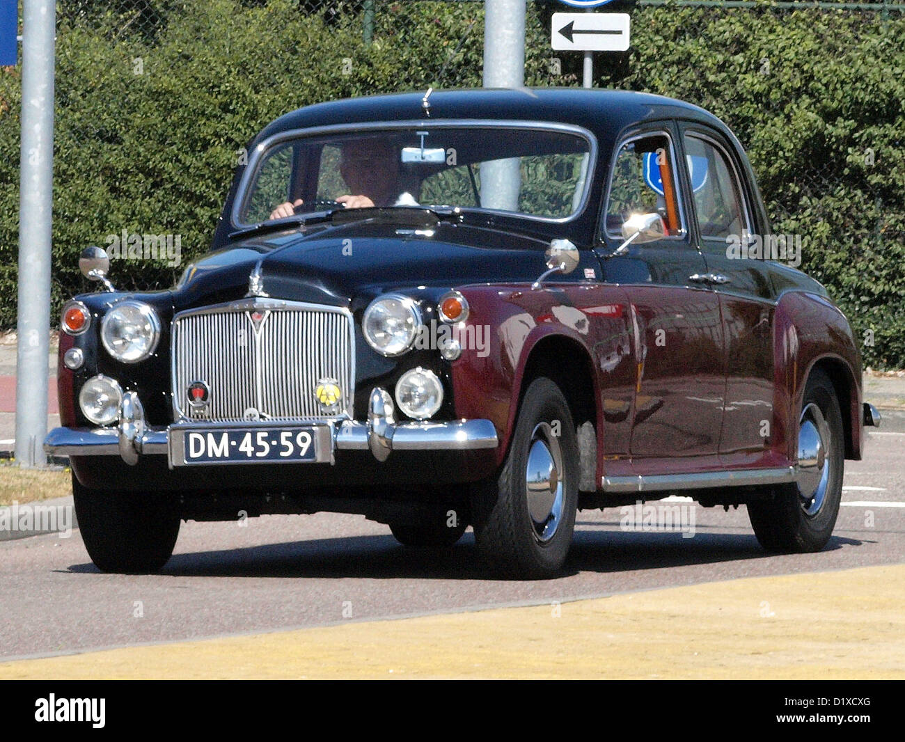 Le Classic car Meeting à Haarlem présente des véhicules anciens tels que la Rover P4, une automobile classique connue pour son design élégant et son importance historique. L'événement présente des voitures restaurées, offrant aux passionnés une chance d'admirer des véhicules anciens et de discuter de l'histoire de la voiture. Banque D'Images