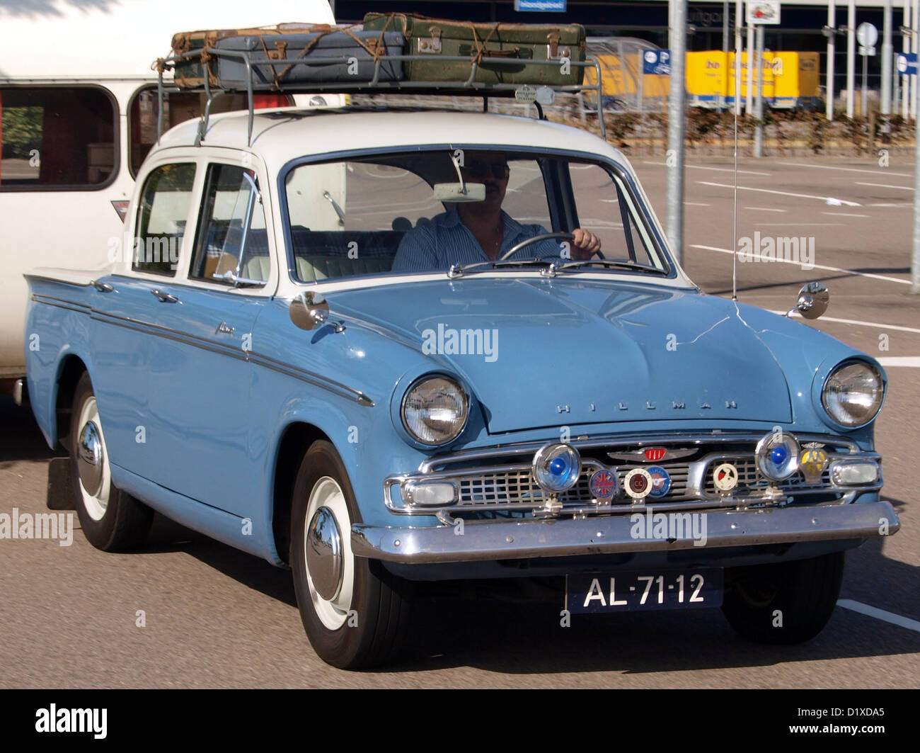 La Hillman Minx III A Deluxe Saloon, exposée au Classic car Meeting à Haarlem, est une automobile britannique vintage connue pour son design élégant, son moteur lisse et son attrait de collection. Il met en lumière l'ingénierie automobile du milieu du XXe siècle. Banque D'Images