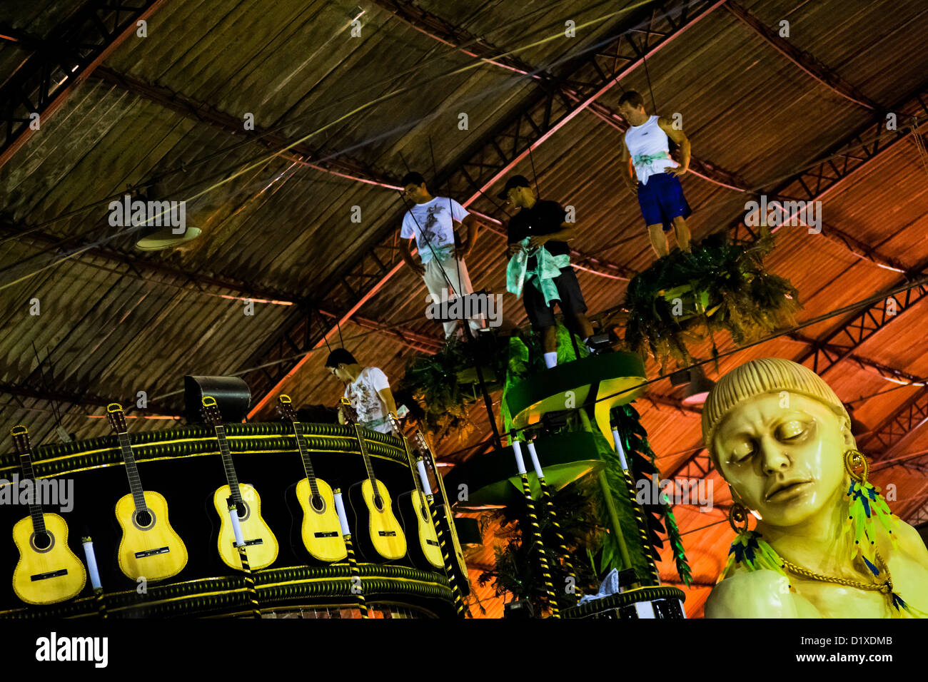 Les membres de l'école de samba tester la capacité de transporter un flottement dans l'atelier du Carnaval à Rio de Janeiro, Brésil. Banque D'Images