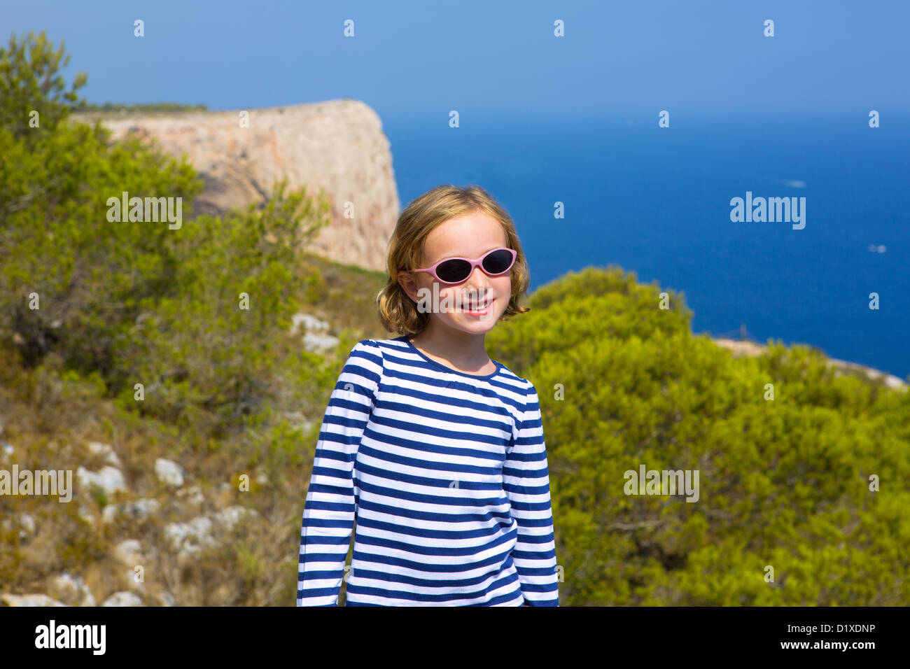 Enfant kid girl en mer méditerranée avec l'été rayé bleu marin Banque D'Images