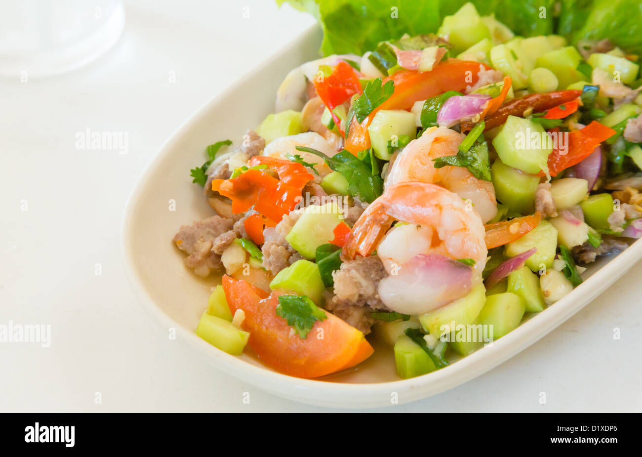 Thai Food kale avec salade de langoustines sur tableau blanc Banque D'Images