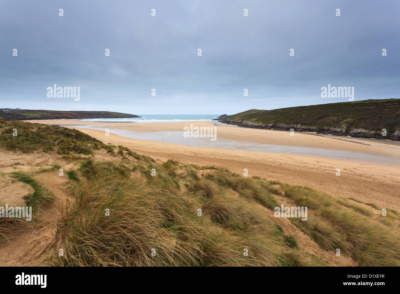 Plage de Crantock à Cornwall en Angleterre à la recherche des dunes dans le sable à marée basse Banque D'Images
