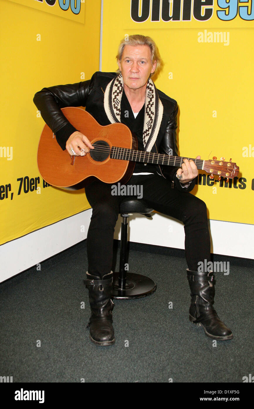 Né en Australie, chanteur et compositeur irlandais Johnny Logan en tant qu'invité sur '95' Oldie Station de radio à Hambourg. 07 janvier, 2013. Banque D'Images