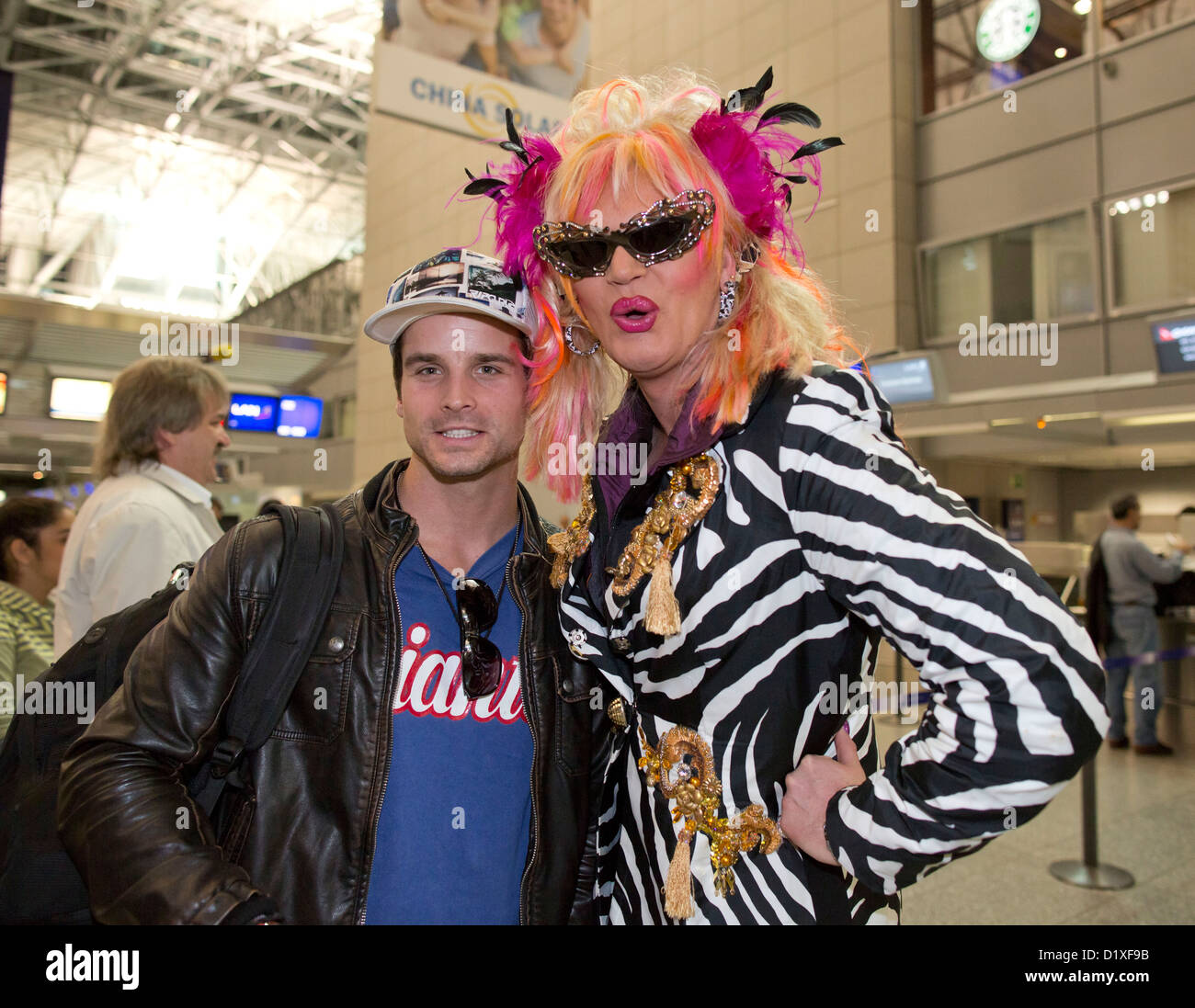 Ancien membre du jury spectacle catsing DSDS Patrick Nuo (L) et drag queen Olivia Jones alias Oliver Knoebel posent pour les photos à l'aéroport de Frankfurt am Main, Allemagne, 06 janvier 2013. Ils partent pour le camp de jungle australienne de l'émission de télévision réalité allemand Ich bin ein Star   Holt mich hier raus ! (Je suis une star - Sortez-moi de là !). Photo : Frank Rumpenhorst Banque D'Images