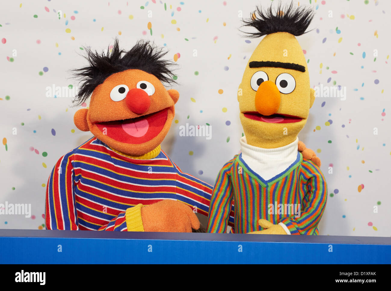 Sesame Street Muppet Ernie et Bert posent pour des photos lors d'une conférence de presse sur le 40e anniversaire de la Rue Sésame à Hambourg, Allemagne, 07 janvier 2013. Le 8 janvier 1973, la série télévisée pour enfants Sesame Street a été créée en Allemagne. Photo : GEORG WENDT Banque D'Images