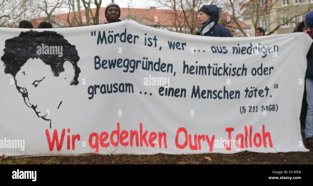 Les gens manifester pour commémorer le huitième jour de la mort d'Oury Jalloh, le demandeur d'asile dans la région de Dessau-Rosslau, Allemagne, 07 janvier 2013. En janvier 2005, Oury Jalloh est mort dans un incendie dans une cellule de la police. Photo : JENS WOLF Banque D'Images