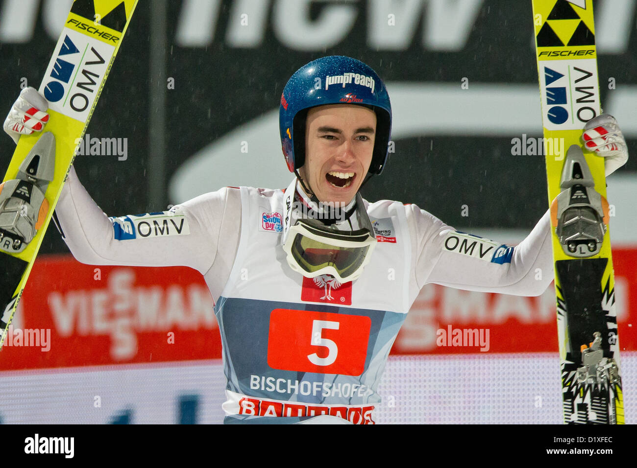 Stefan Kraft de l'Autriche célèbre sa troisième place à la quatrième étape des quatre Hills ski compétition de sauts à Bischofshofen, Autriche, le 6 janvier 2013. Photo : Daniel Karmann Banque D'Images