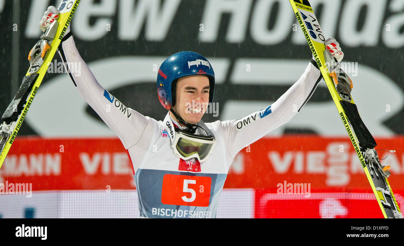 Stefan Kraft de l'Autriche célèbre sa troisième place à la quatrième étape des quatre Hills ski compétition de sauts à Bischofshofen, Autriche, le 6 janvier 2013. Photo : Daniel Karmann Banque D'Images