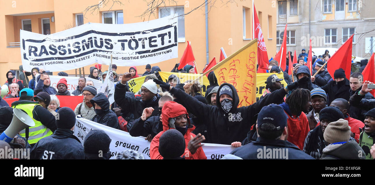 Les gens manifester pour commémorer le huitième jour de la mort d'Oury Jalloh, le demandeur d'asile dans la région de Dessau-Rosslau, Allemagne, 07 janvier 2013. En janvier 2005, Oury Jalloh est mort dans un incendie dans une cellule de la police. Photo : JENS WOLF Banque D'Images